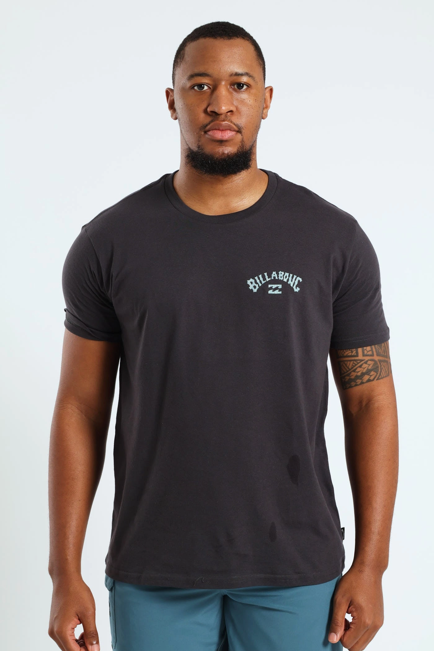 Arch Fill Tee - Black short sleeved Relax Comfort Style