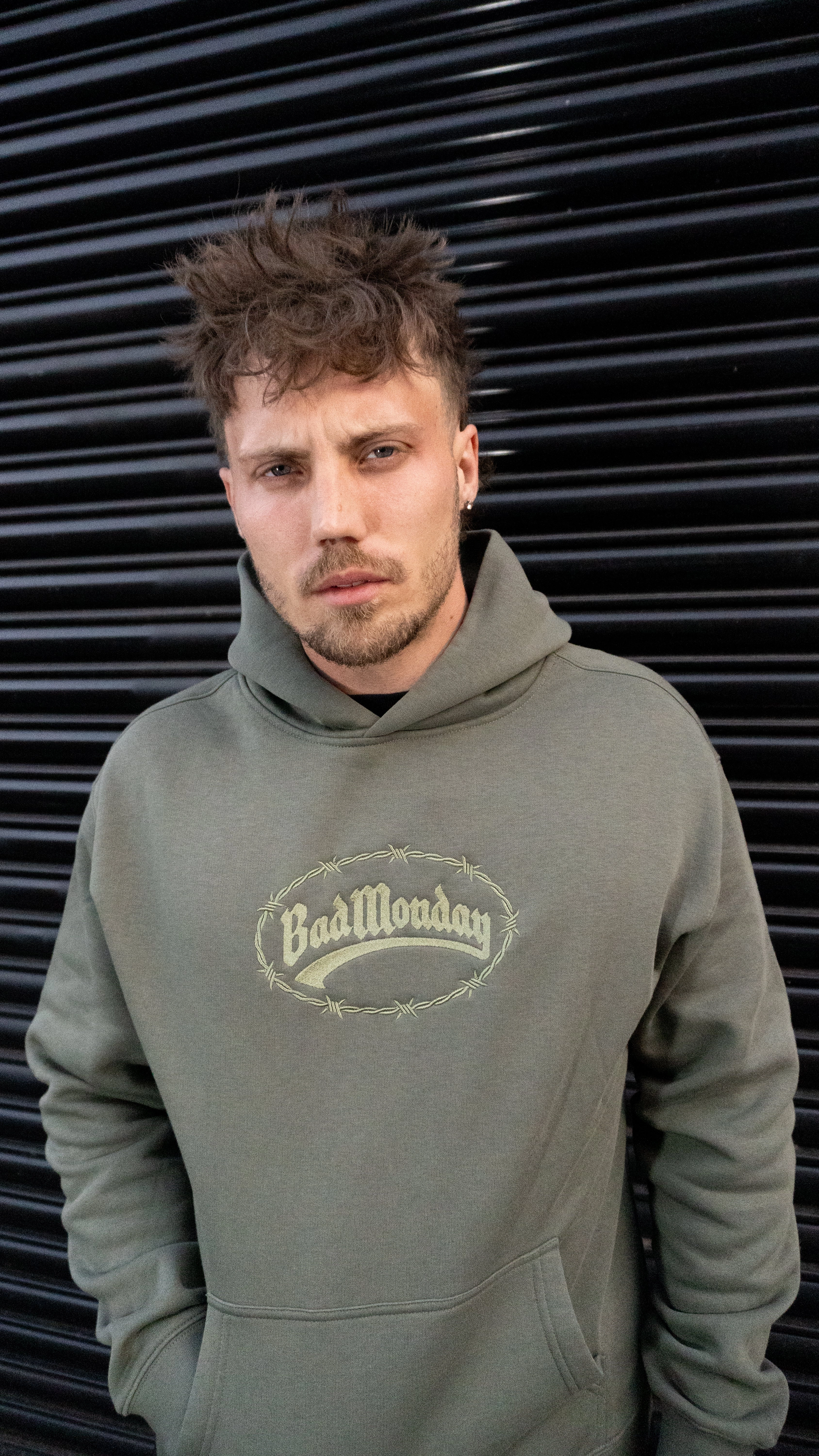 Barbed Logo Embroidered Relax Hoodie Pocket Details Convertible Collar