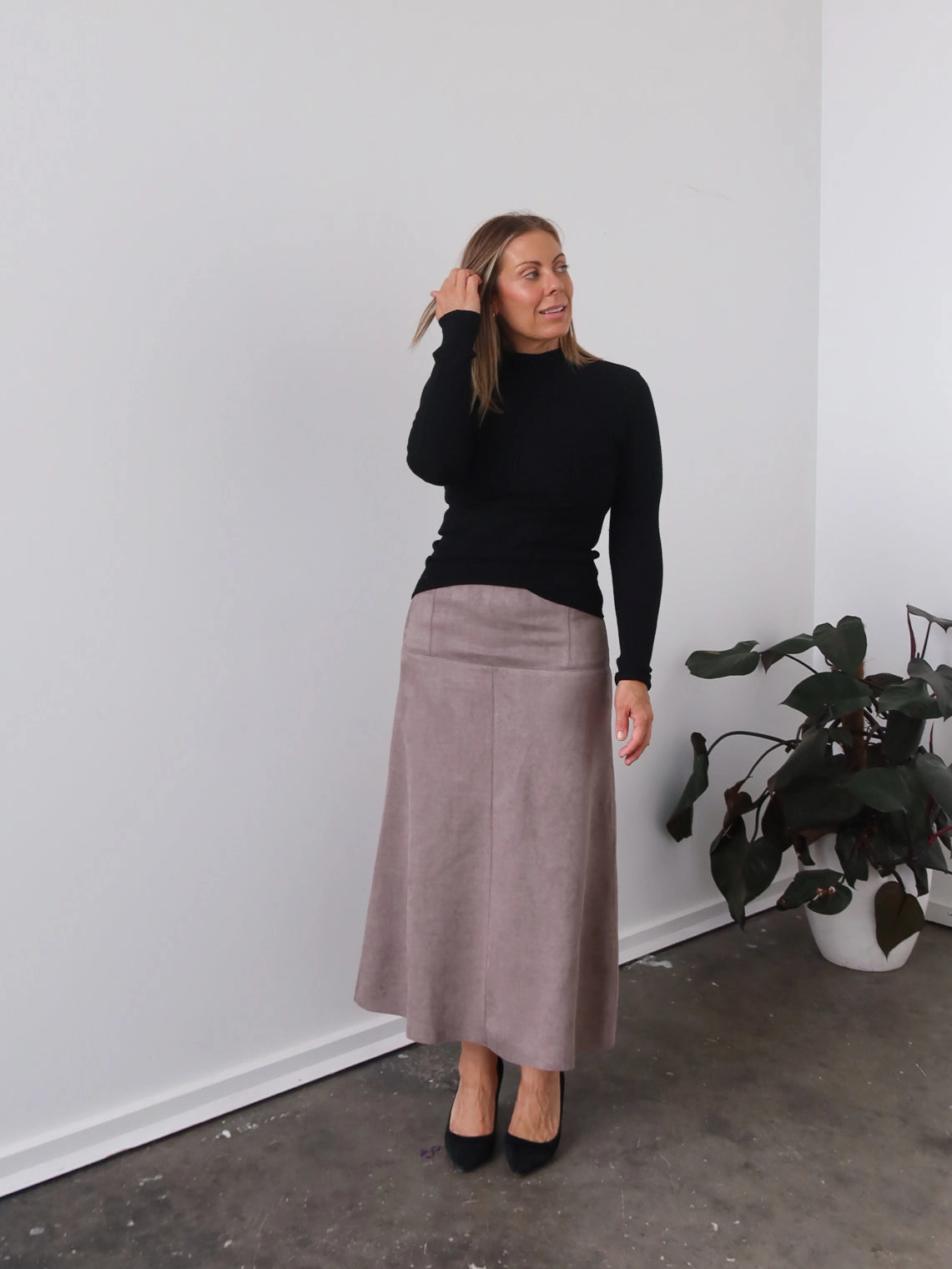 Light Motion Bianca Skirt - Taupe