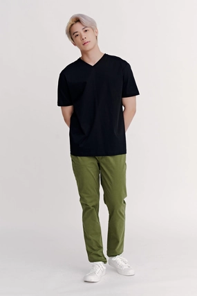 (A) Classic Regular-Fit V-Neck Tee ContouredPanels Lightweight