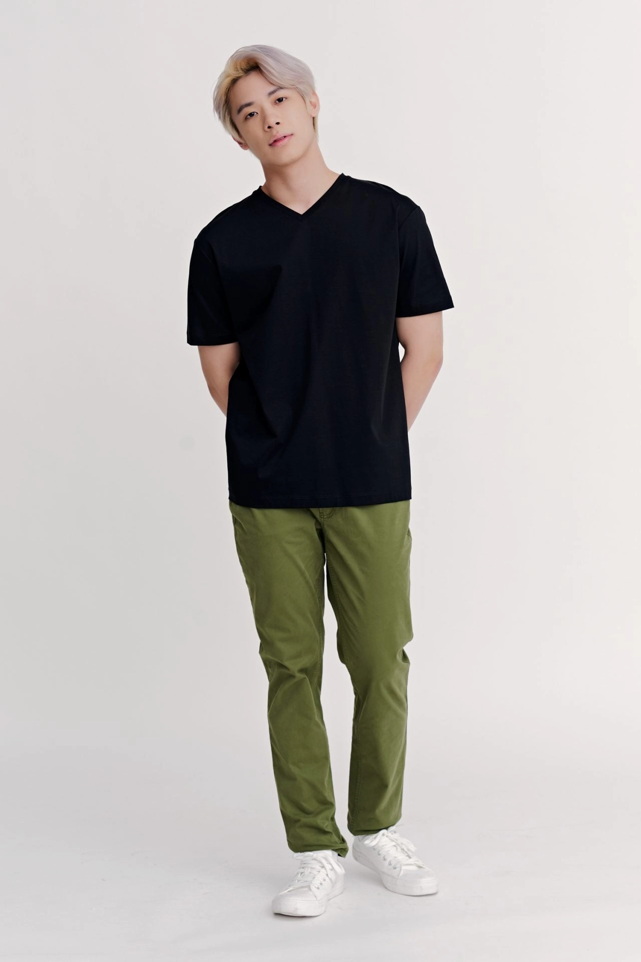(A) Classic Regular-Fit V-Neck Tee ContouredPanels Lightweight