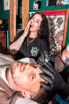 Eagles Tee SeamlessConstruction Reflective Trim Details