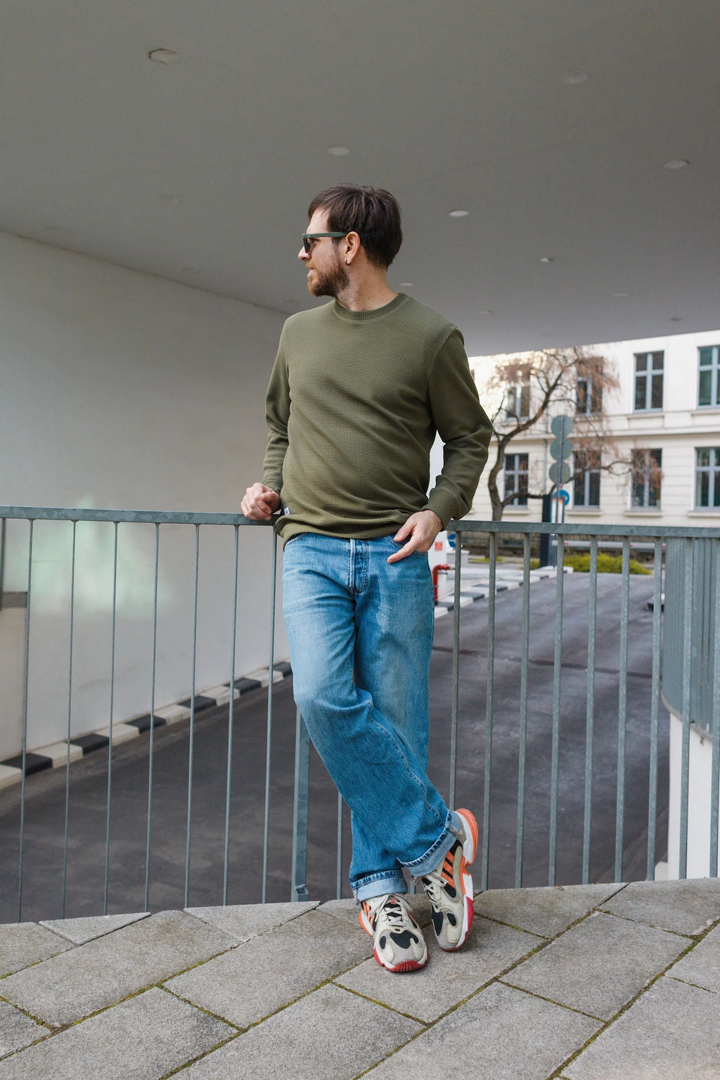 Layered Style Travel Bold HIVE CREWNECK / OLIVE