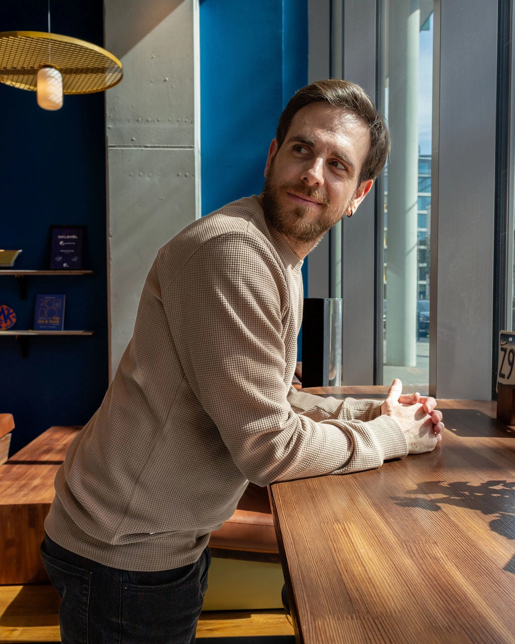 HIVE CREWNECK / TAUPE Graduation wear budget-friendly