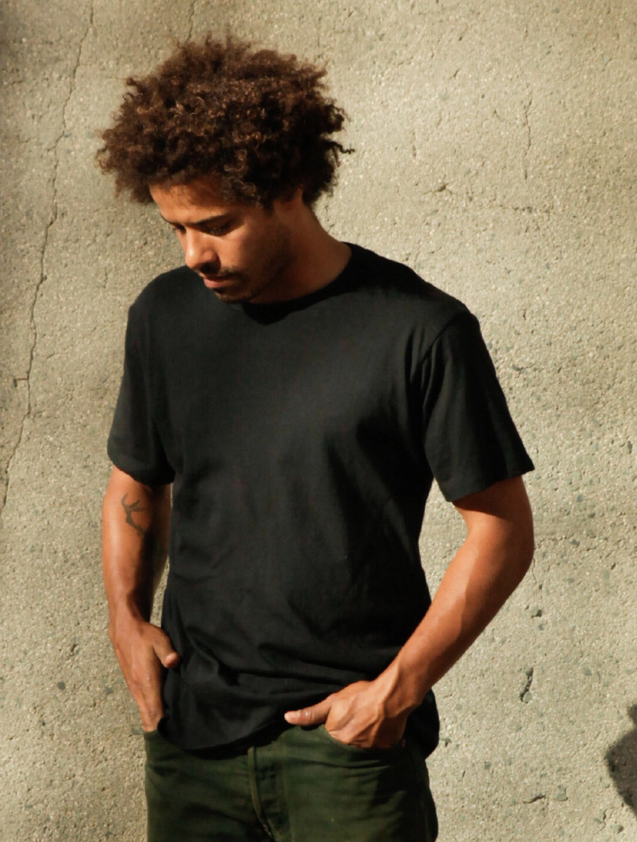 Thermal Regulating Fabric Hidden Storage Pockets Men's Organic Crew Tee - Black