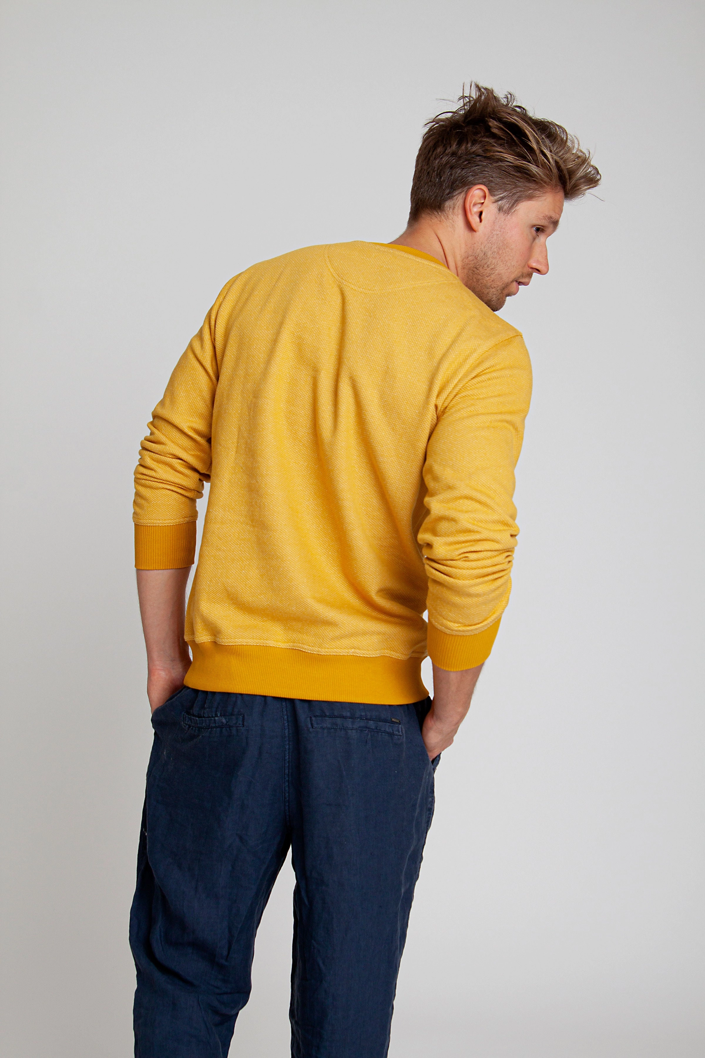 BICOLOR CREWNECK / MUSTARD appropriate for sunny days