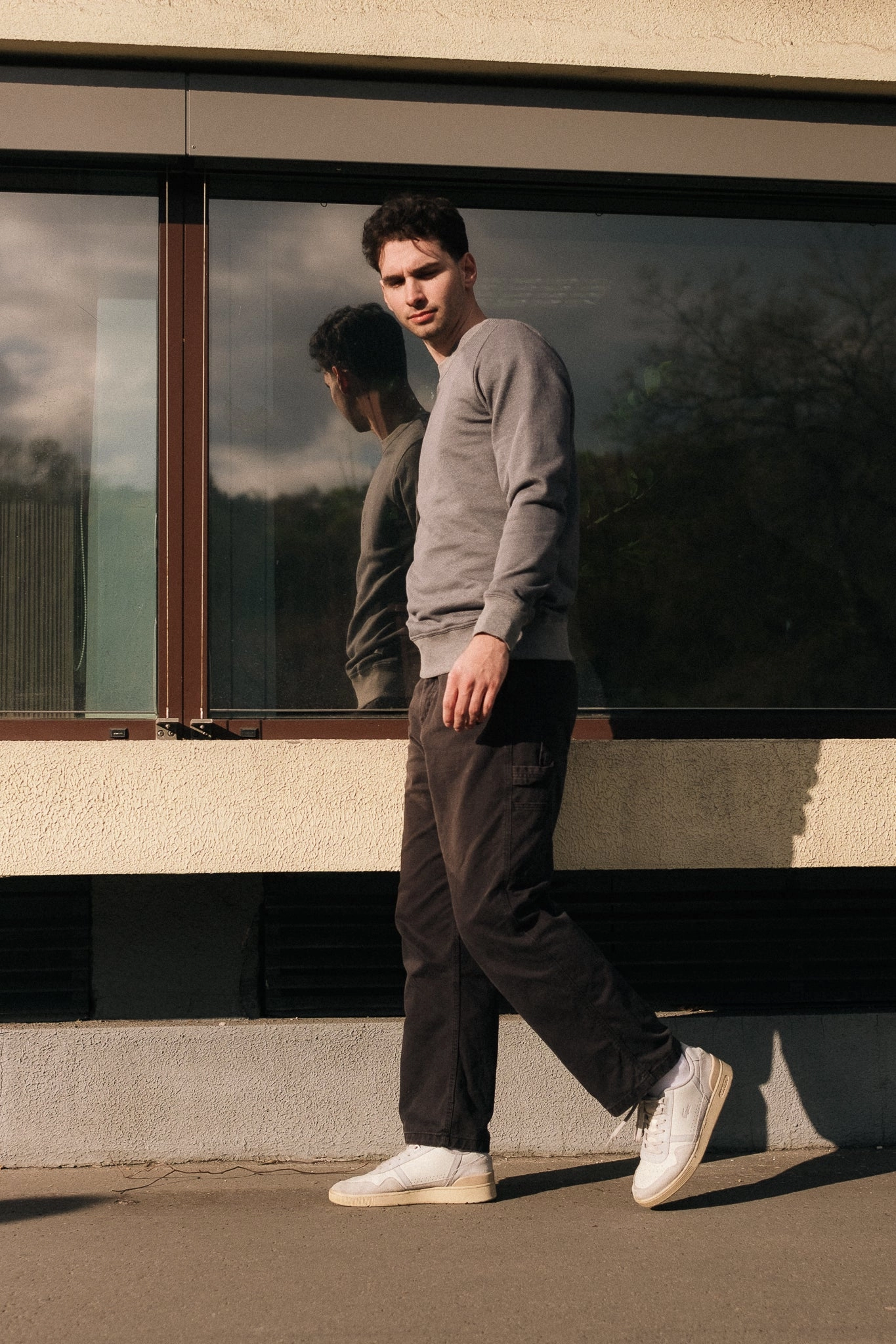 product sporty appeal appropriate for sunny days BICOLOR CREWNECK / ASH