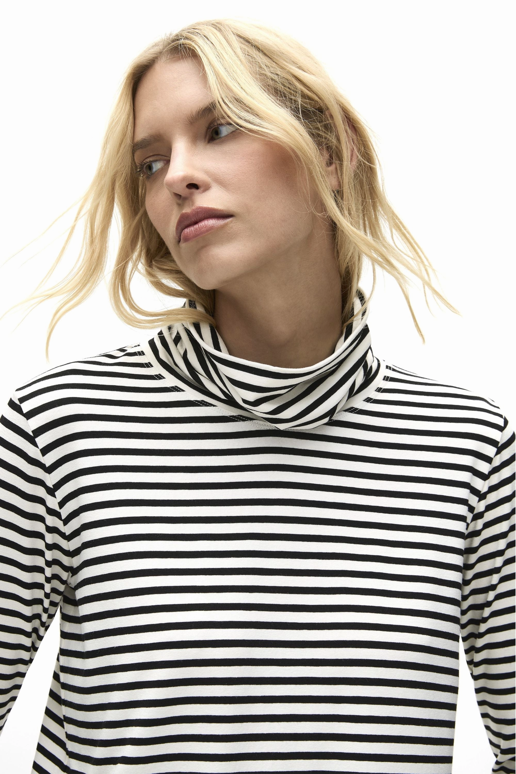 Subtle Logo Placement TURTLE NECK TOP - F5318663
