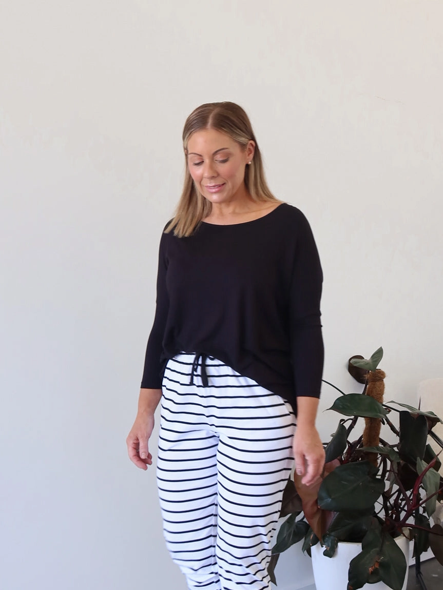 Milan 3/4 Sleeve Top - Black Basic item Pillow