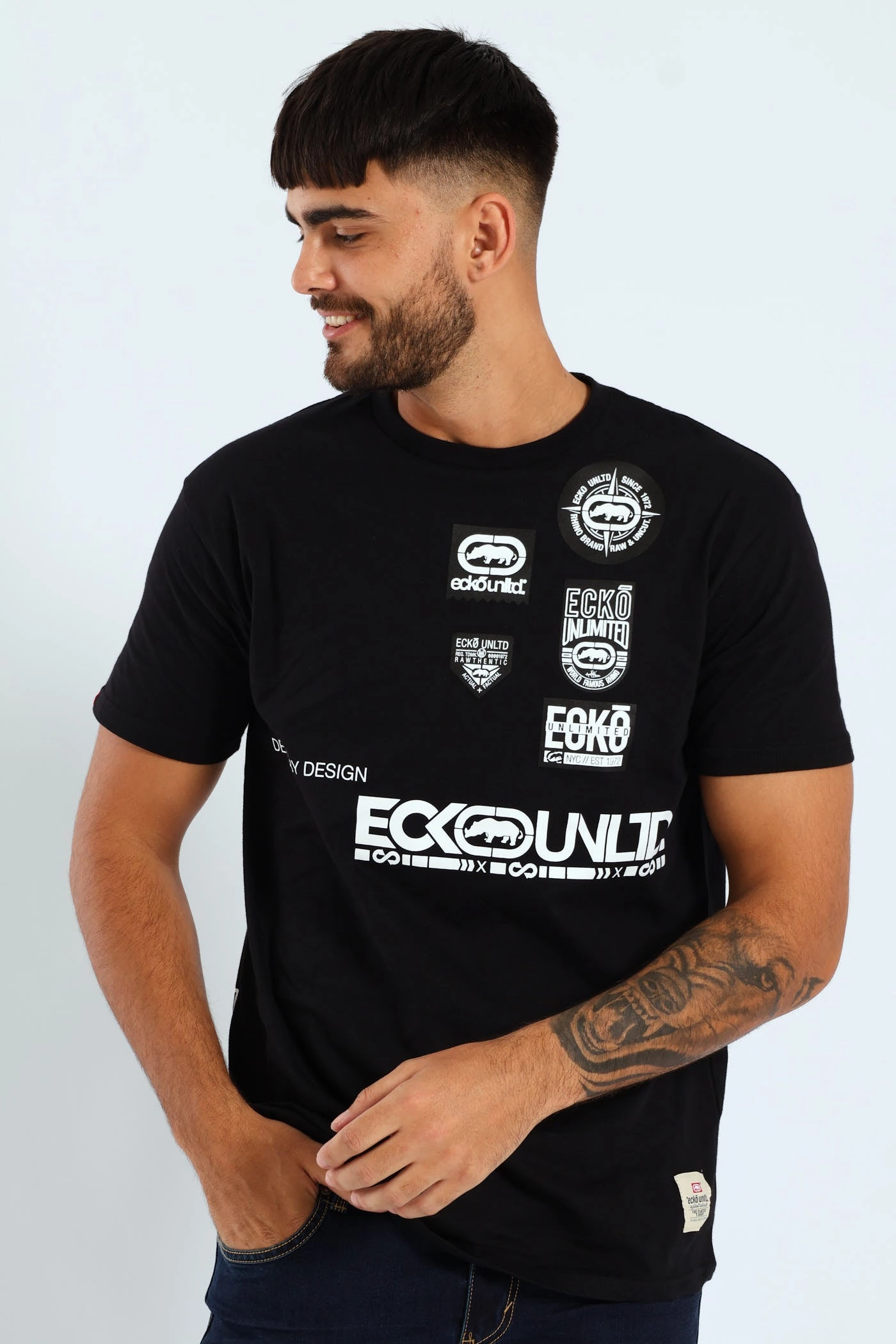 Multi Badge Tee - Black Beach relaxation