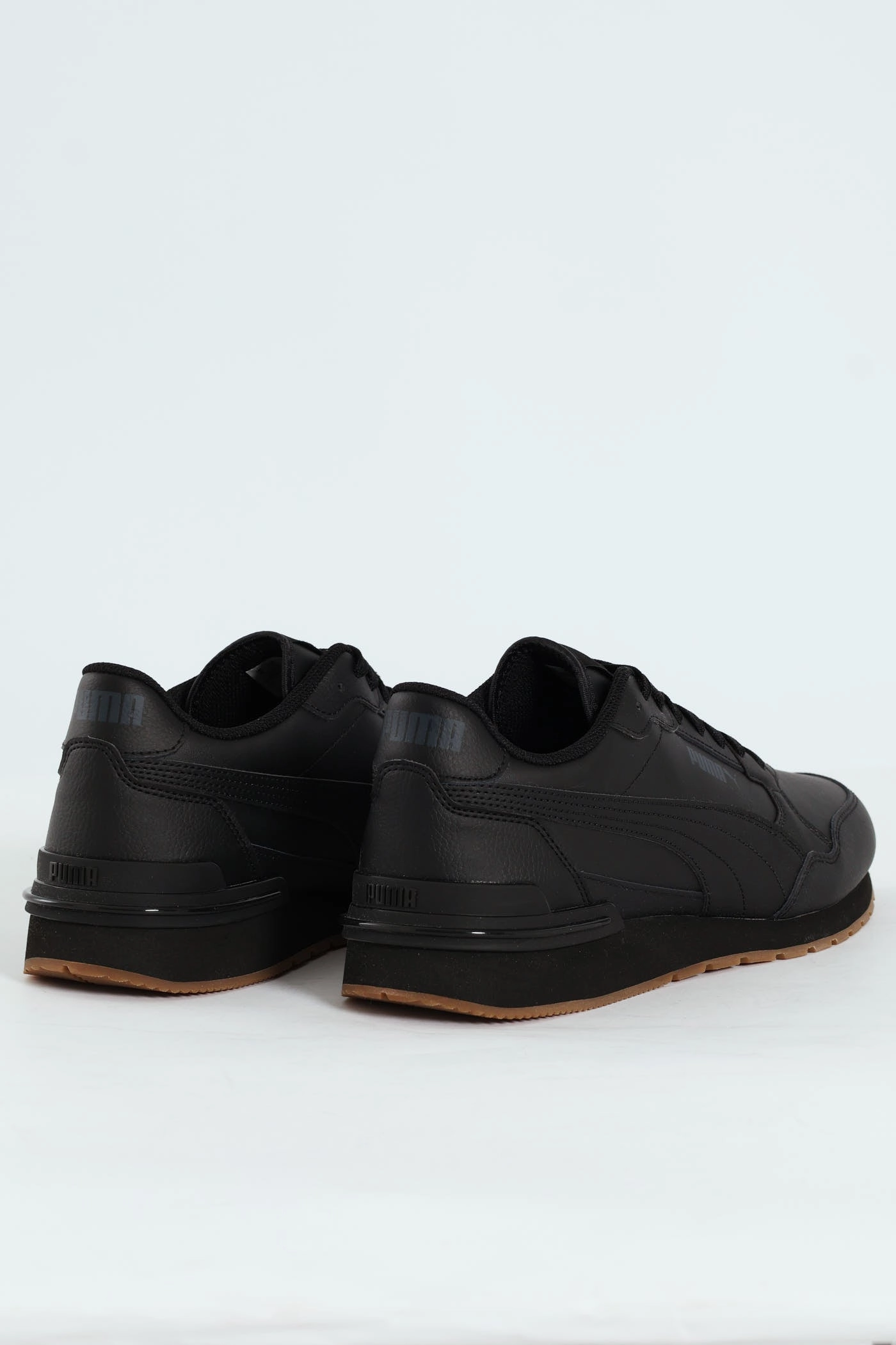 Street Runner V4 L Retro Sneaker - Black Airflow channels Impact Diffusing Design