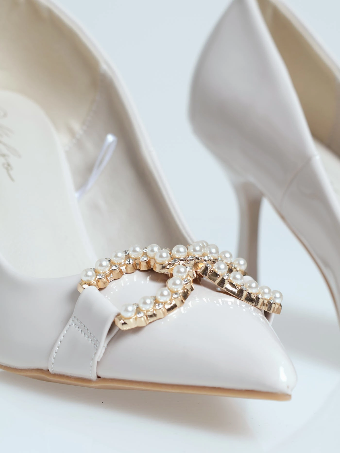 Impact Resistance Tapered Metal Trim Court Heel - Off White