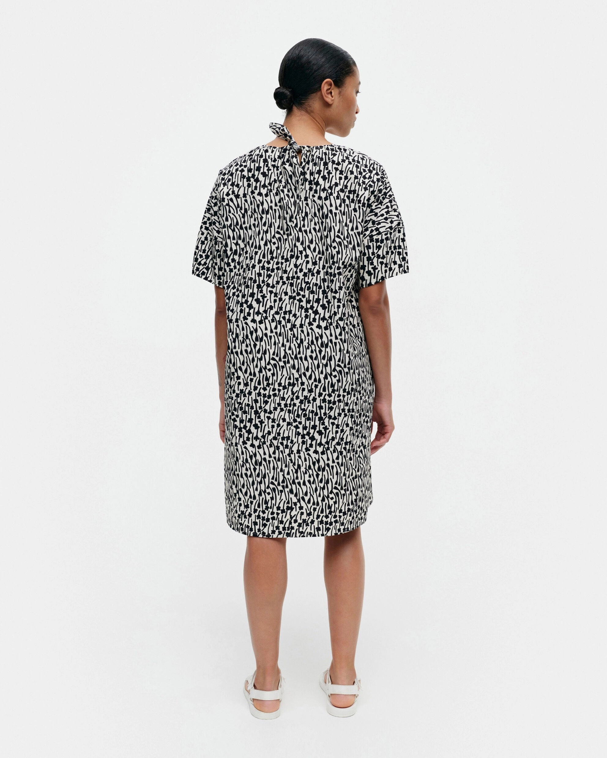 Love Soft Tuulahdus Beesi Cotton Seersucker Short Sleeve Dress