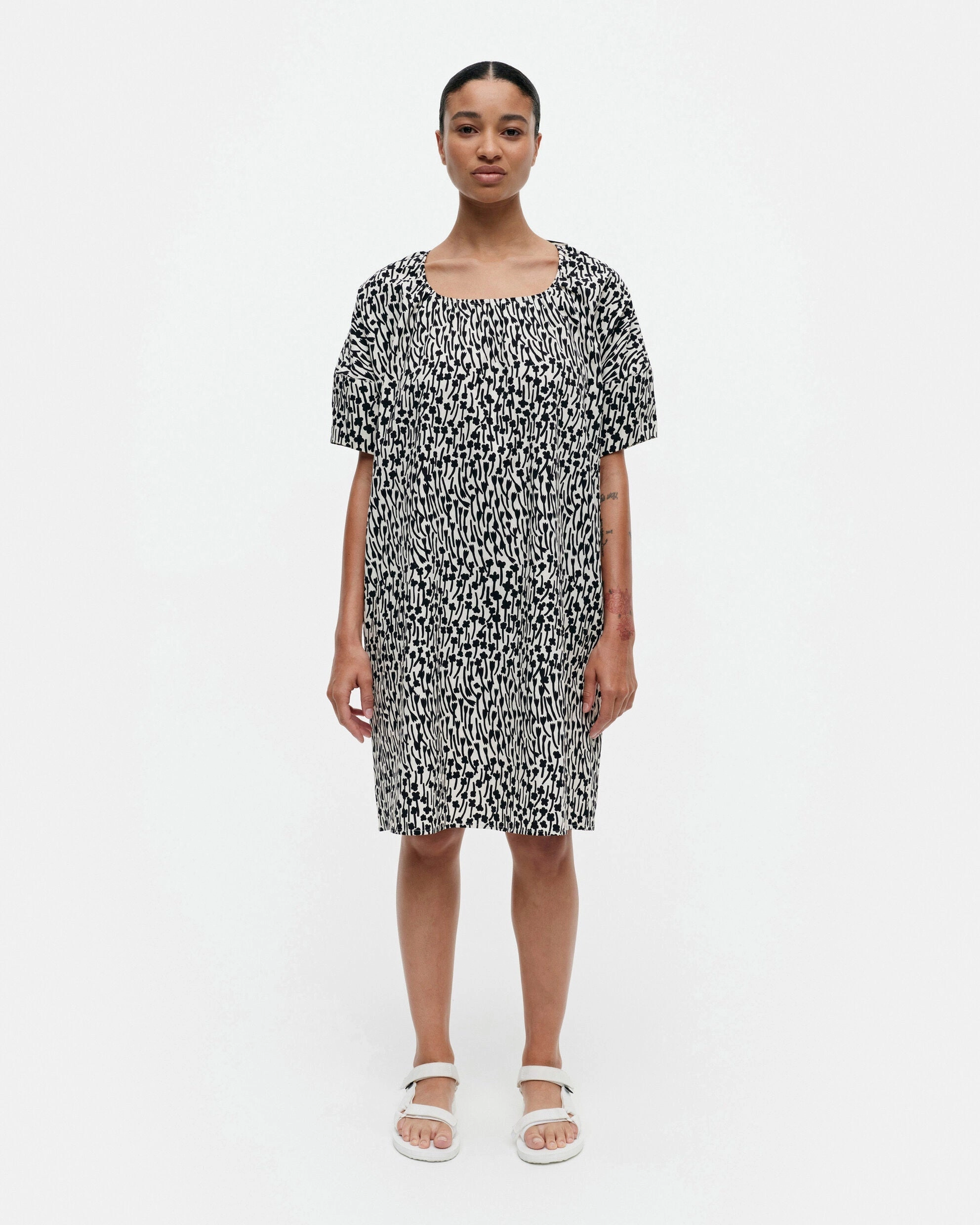 Tuulahdus Beesi Cotton Seersucker Short Sleeve Dress All Gender