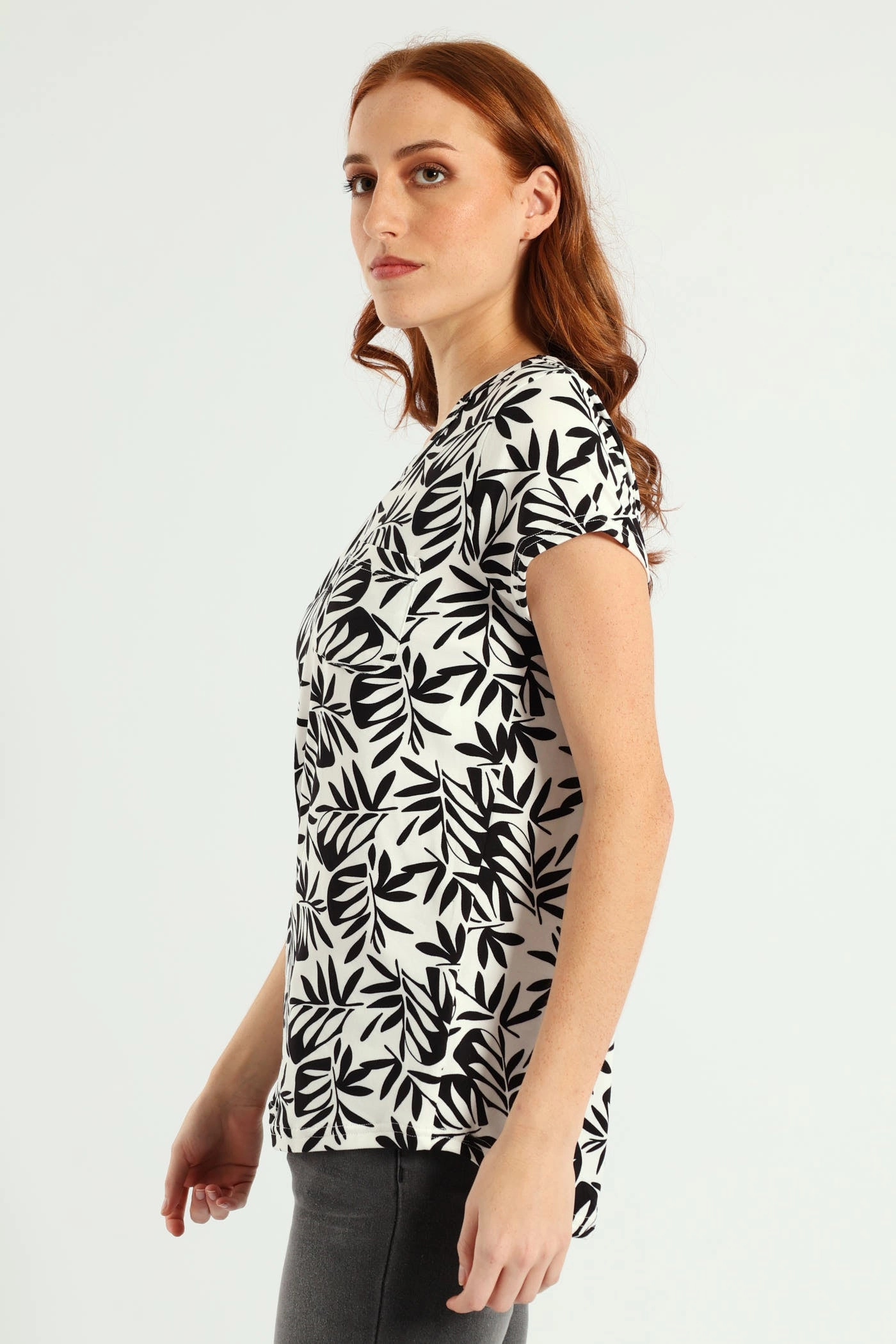 ButtonlessClosure Two Tone Abstract Leaves Printed Pocket Tee - Black/White