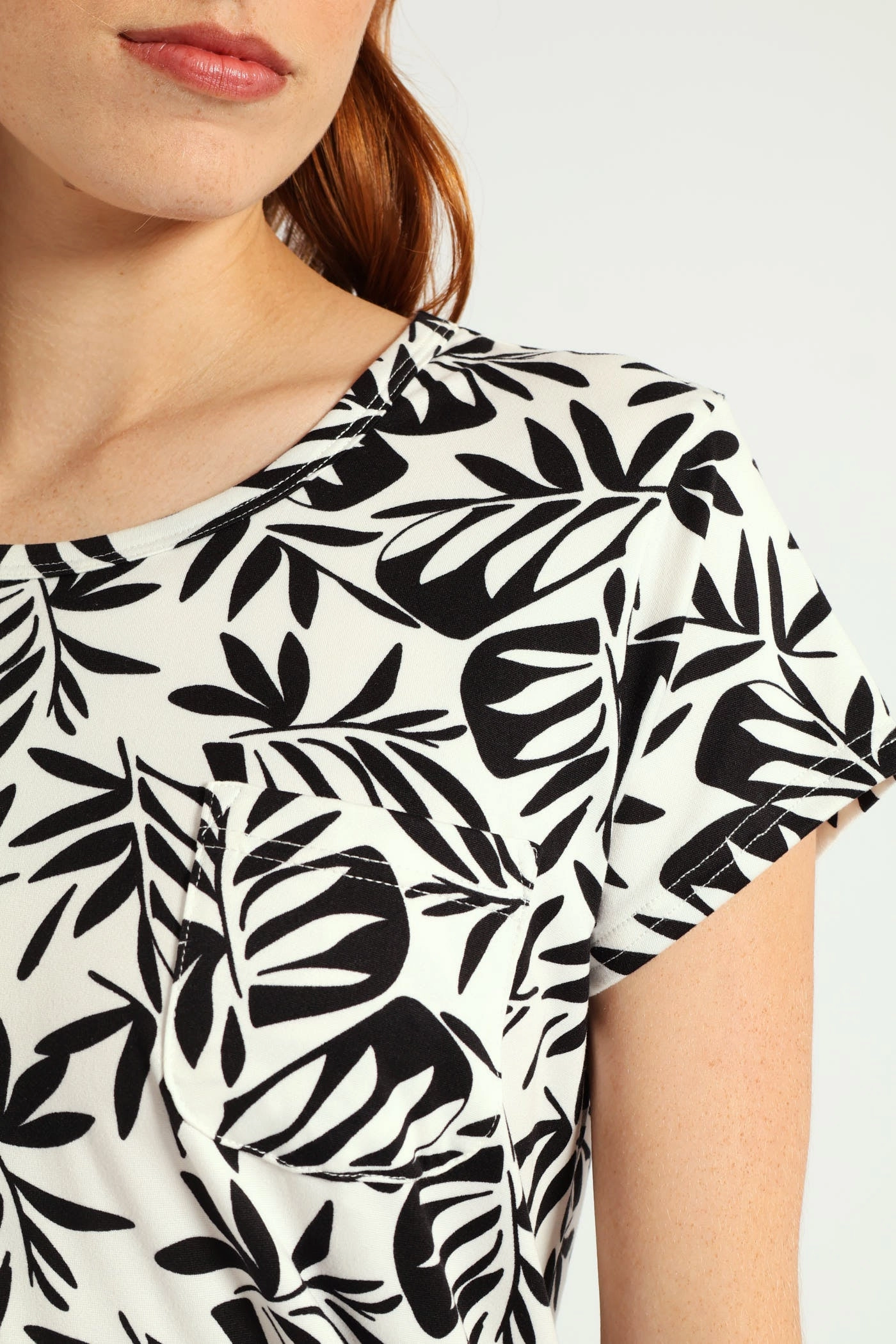 Two Tone Abstract Leaves Printed Pocket Tee - Black/White Moisture wicking