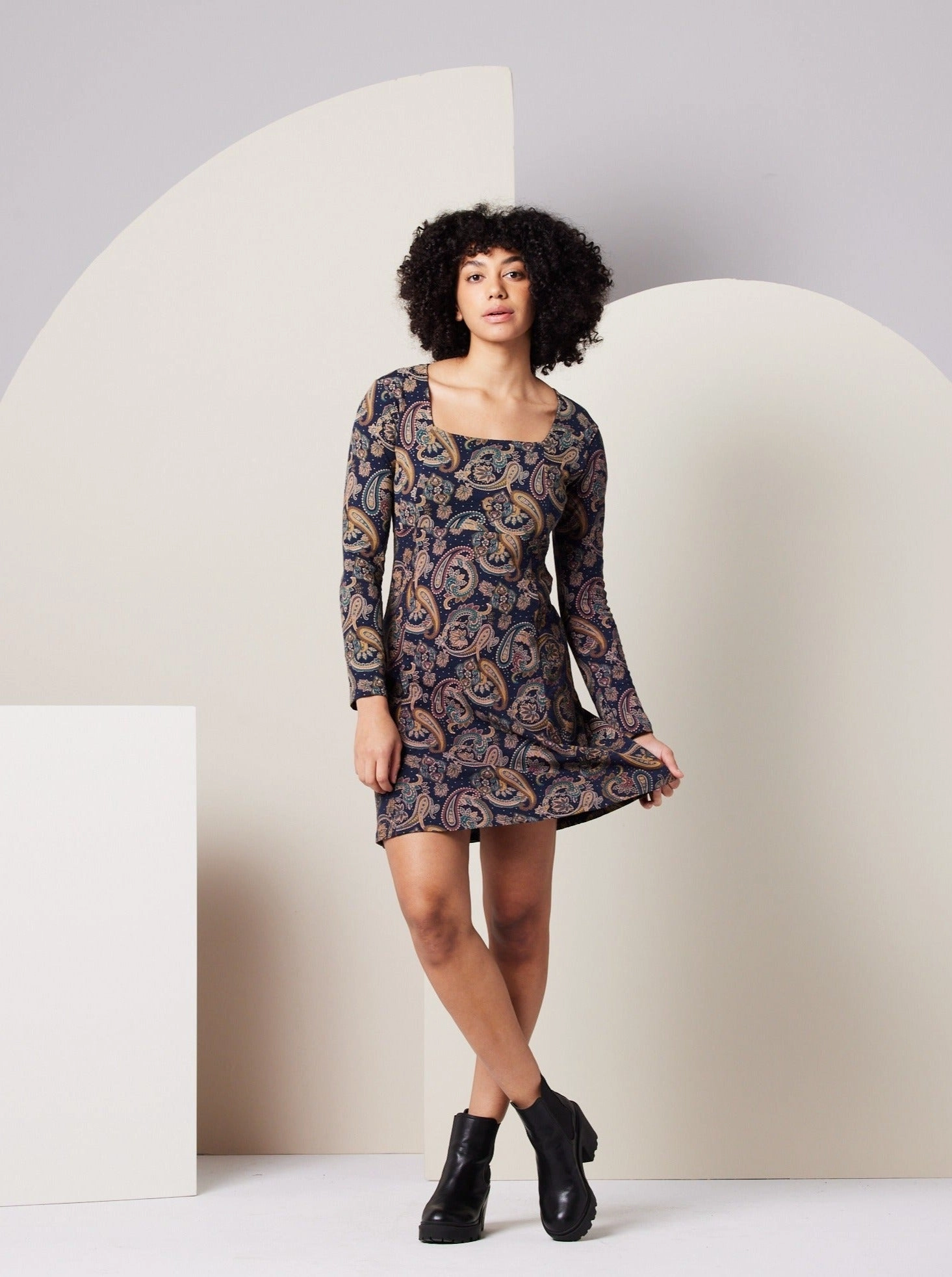 Cozy Style Statement-Piece Sonnet Dress - Dark Blue Paisley