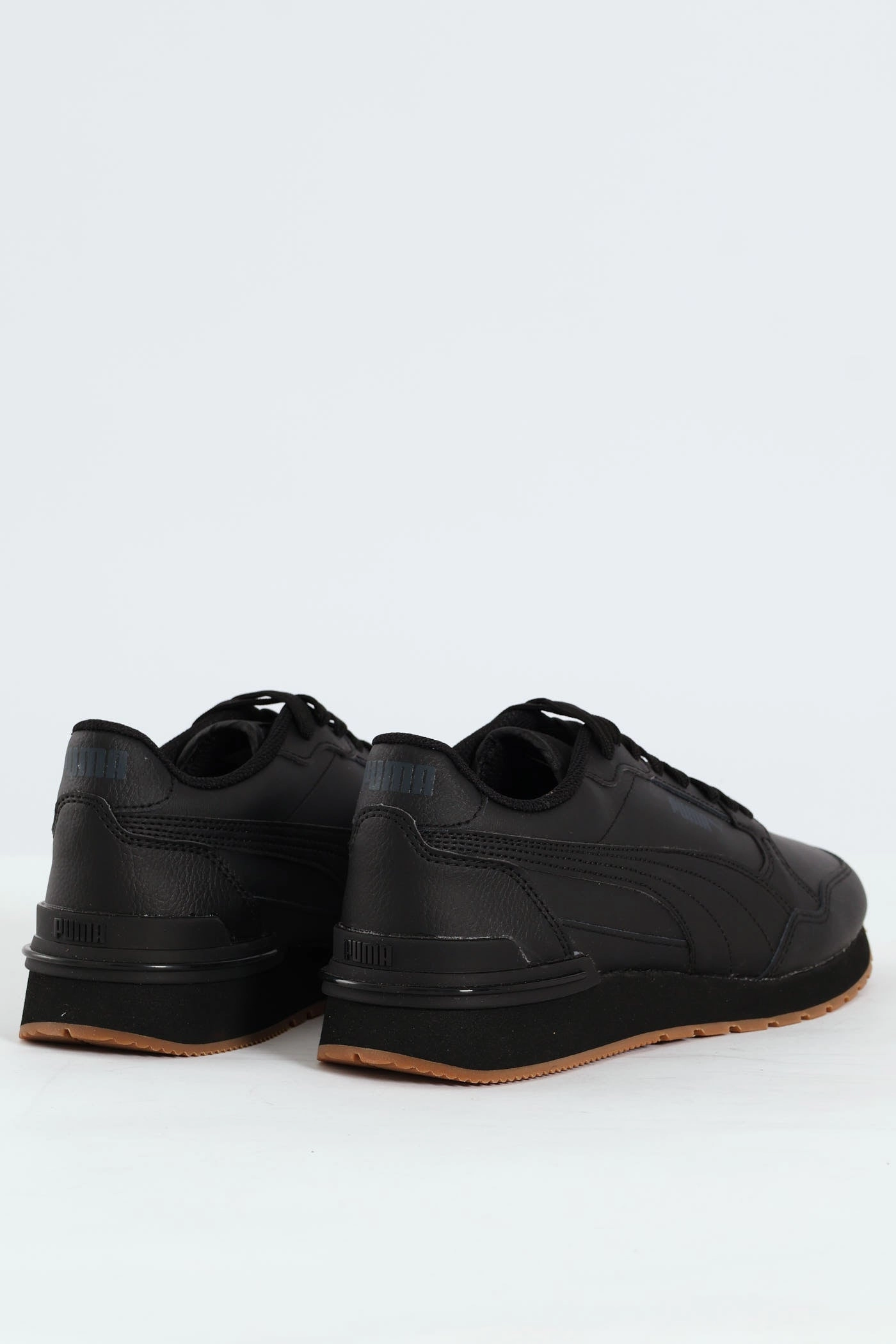FlexibleSole CanvasUpper Street Runner V4 Low Sneaker - Black