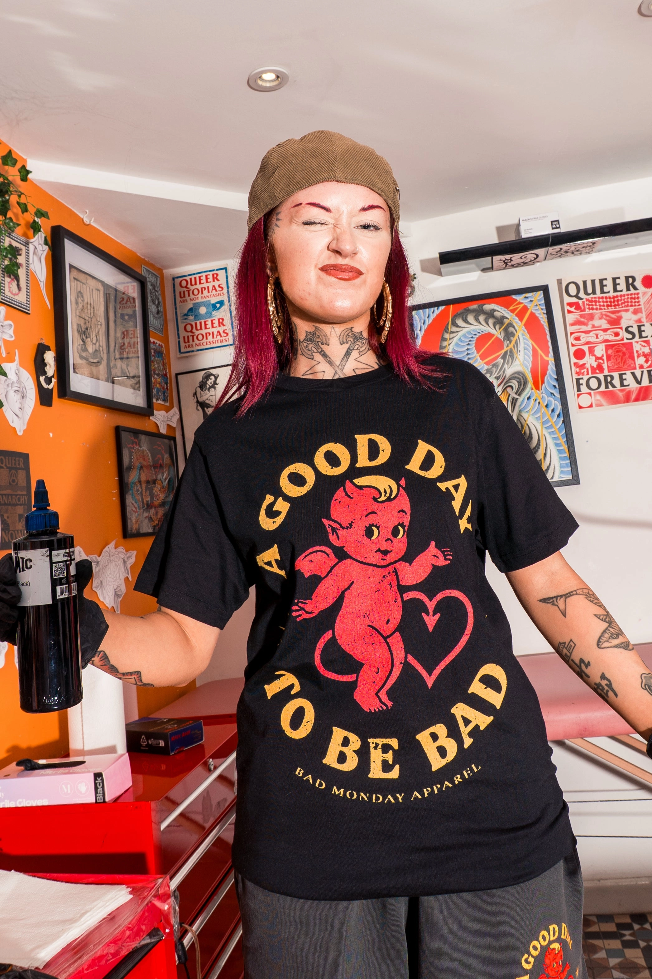 Convertible Collar ReinforcedShoulderConstruction Good Day To Be Bad / Red Tee